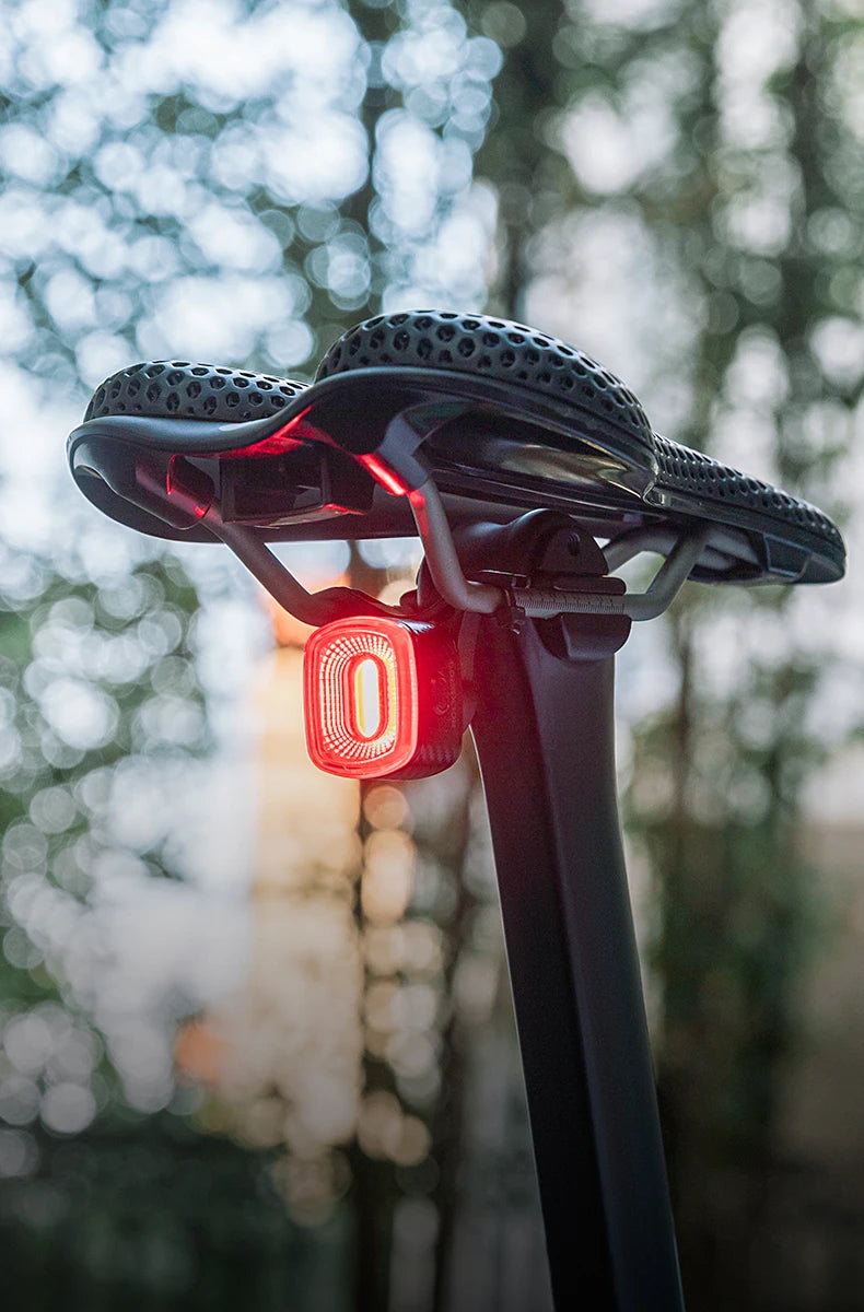 Luz Traseira Inteligente ROCKBROS – Segurança Inteligente para Suas Pedaladas